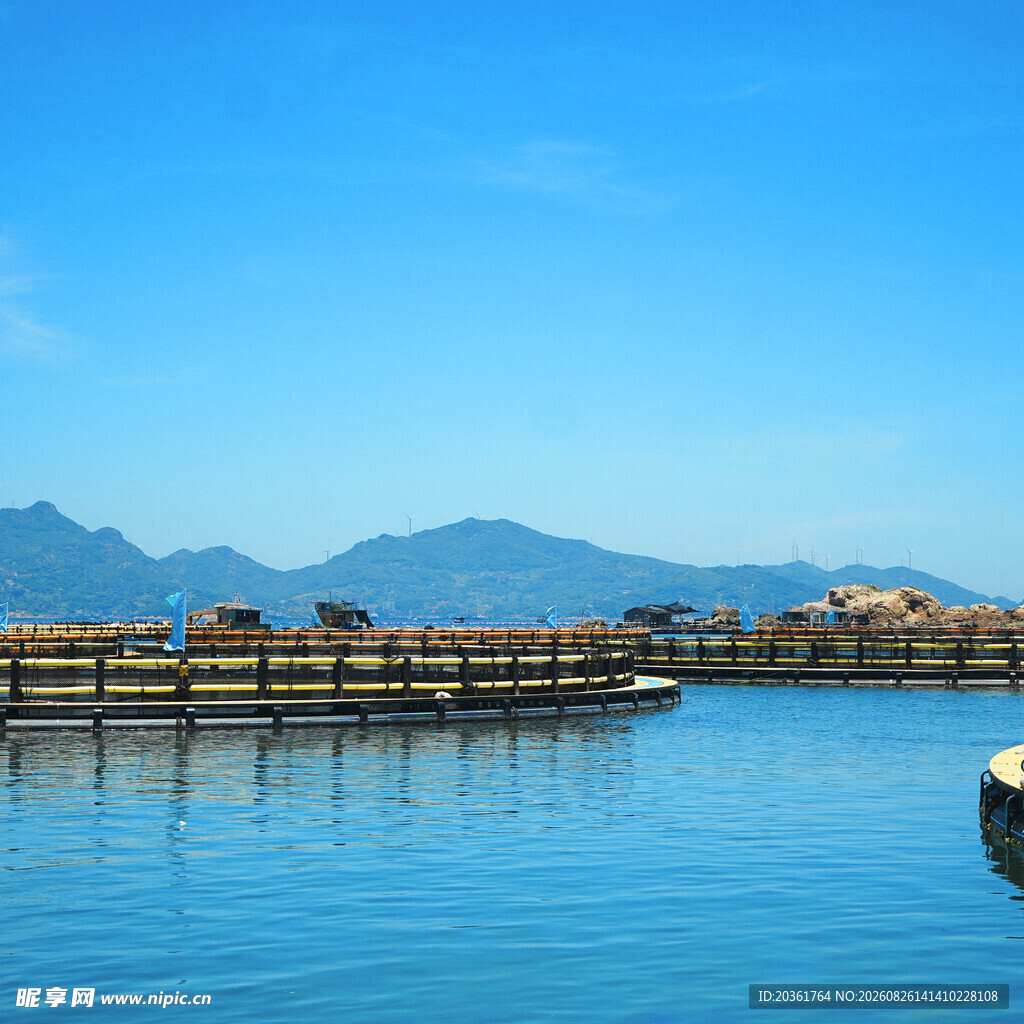 宁静湖畔的木质栈桥风景