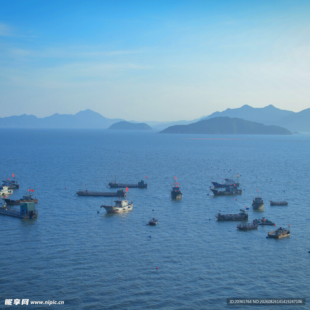 海上船只与远处山峦景观