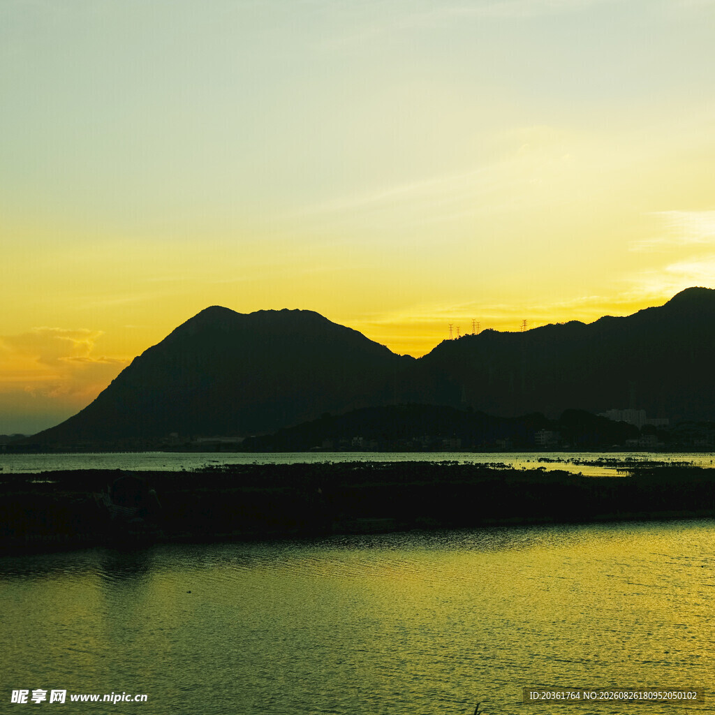 黄昏下的山水静谧美景