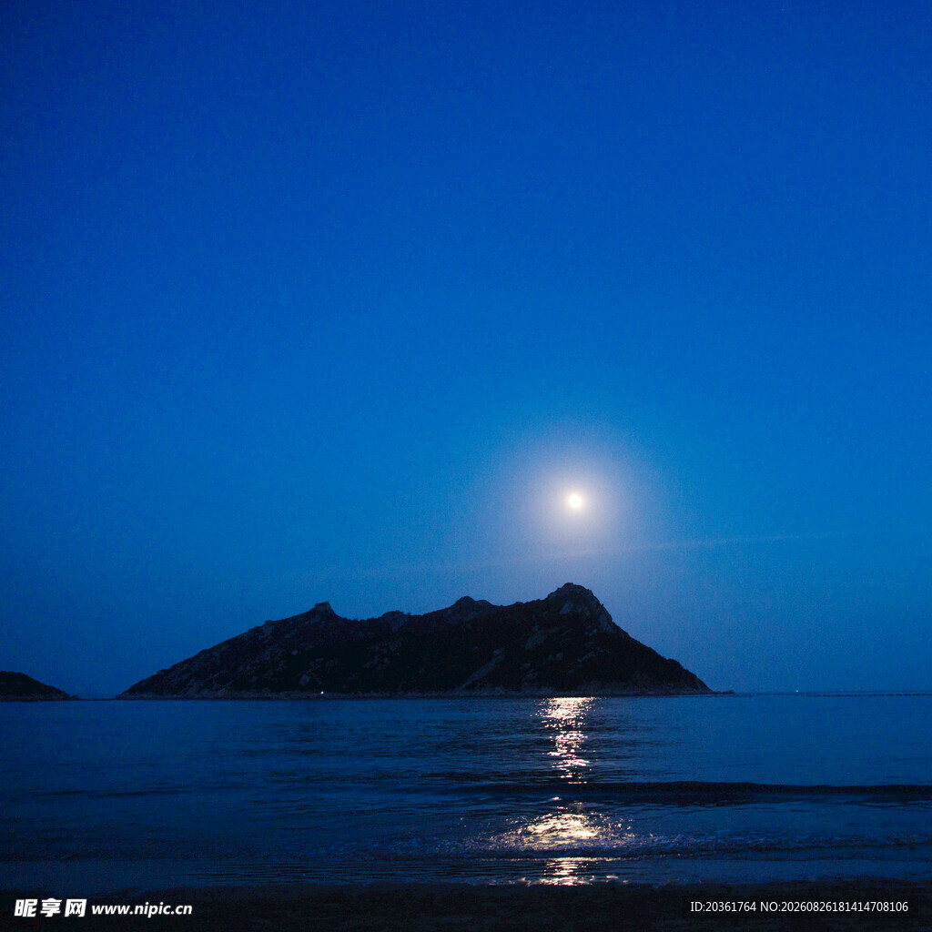 月夜下的海岛与波光