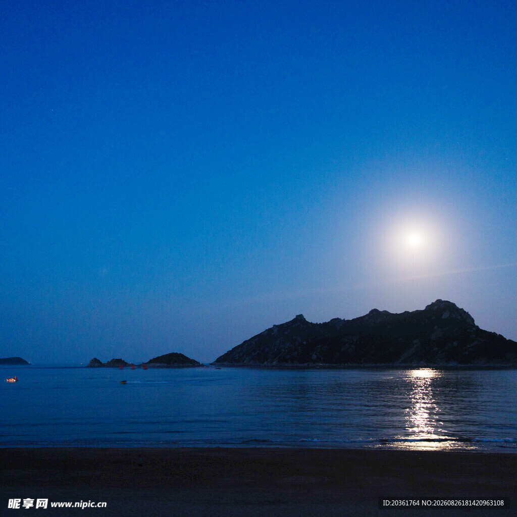 月夜下的海边与远山美景