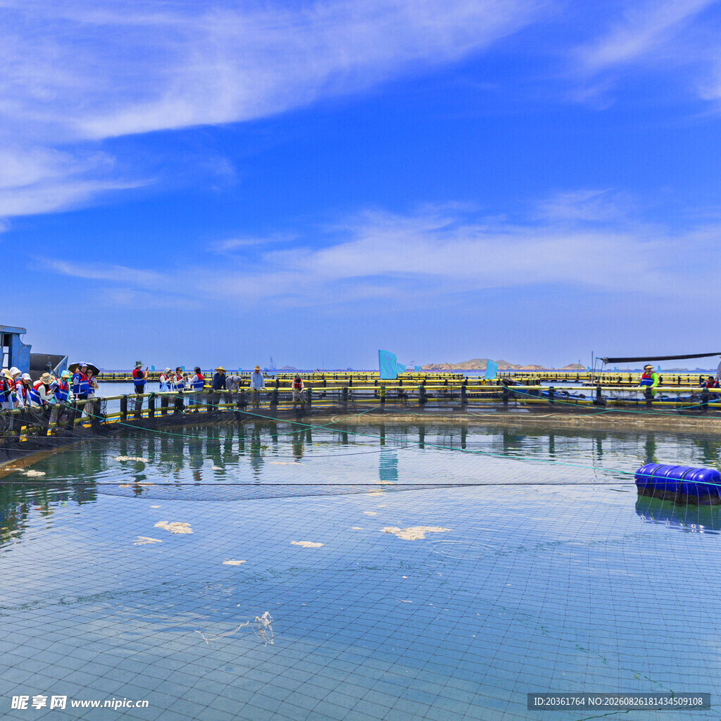宁静湖畔码头风景如画
