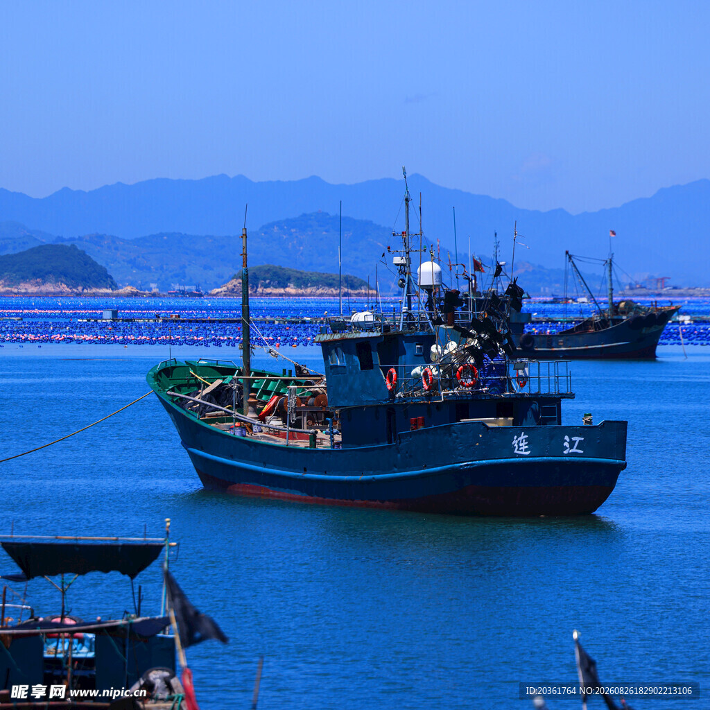 海港停泊的多艘渔船