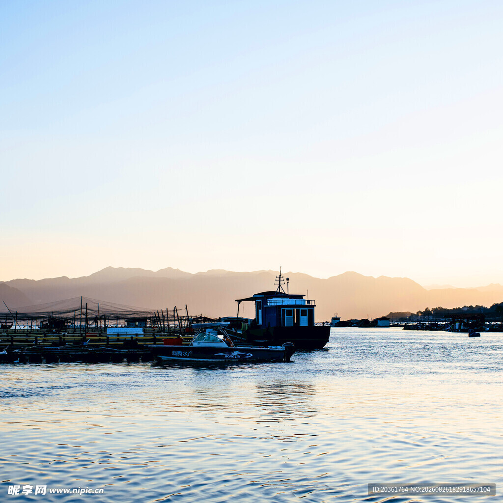 黄昏下宁静的码头风景