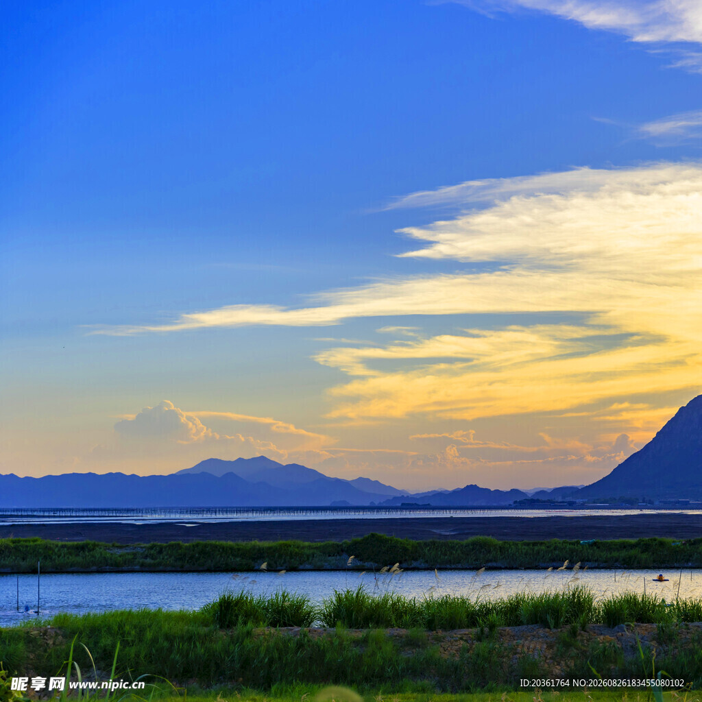 湖畔黄昏美景
