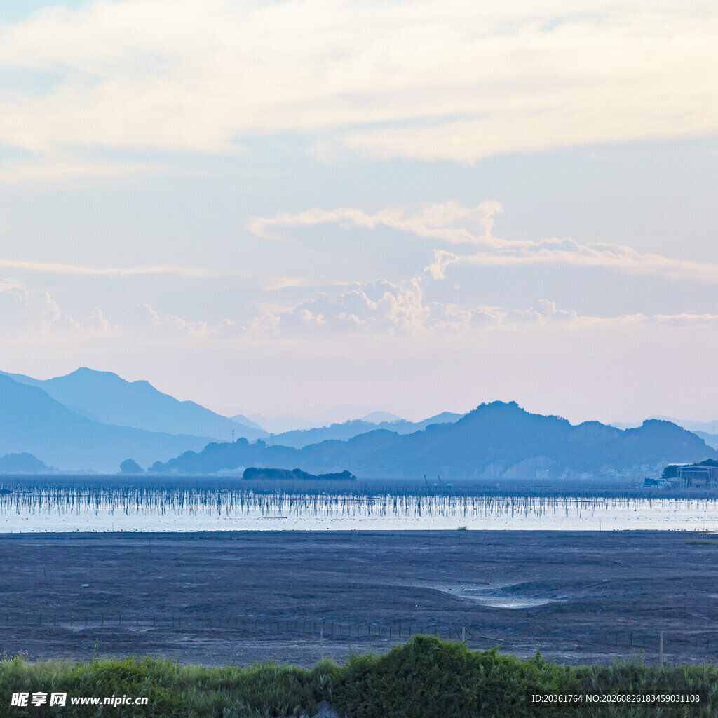 海边远山风景图