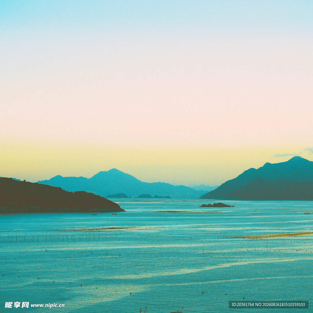 宁静山水间的美丽湖景
