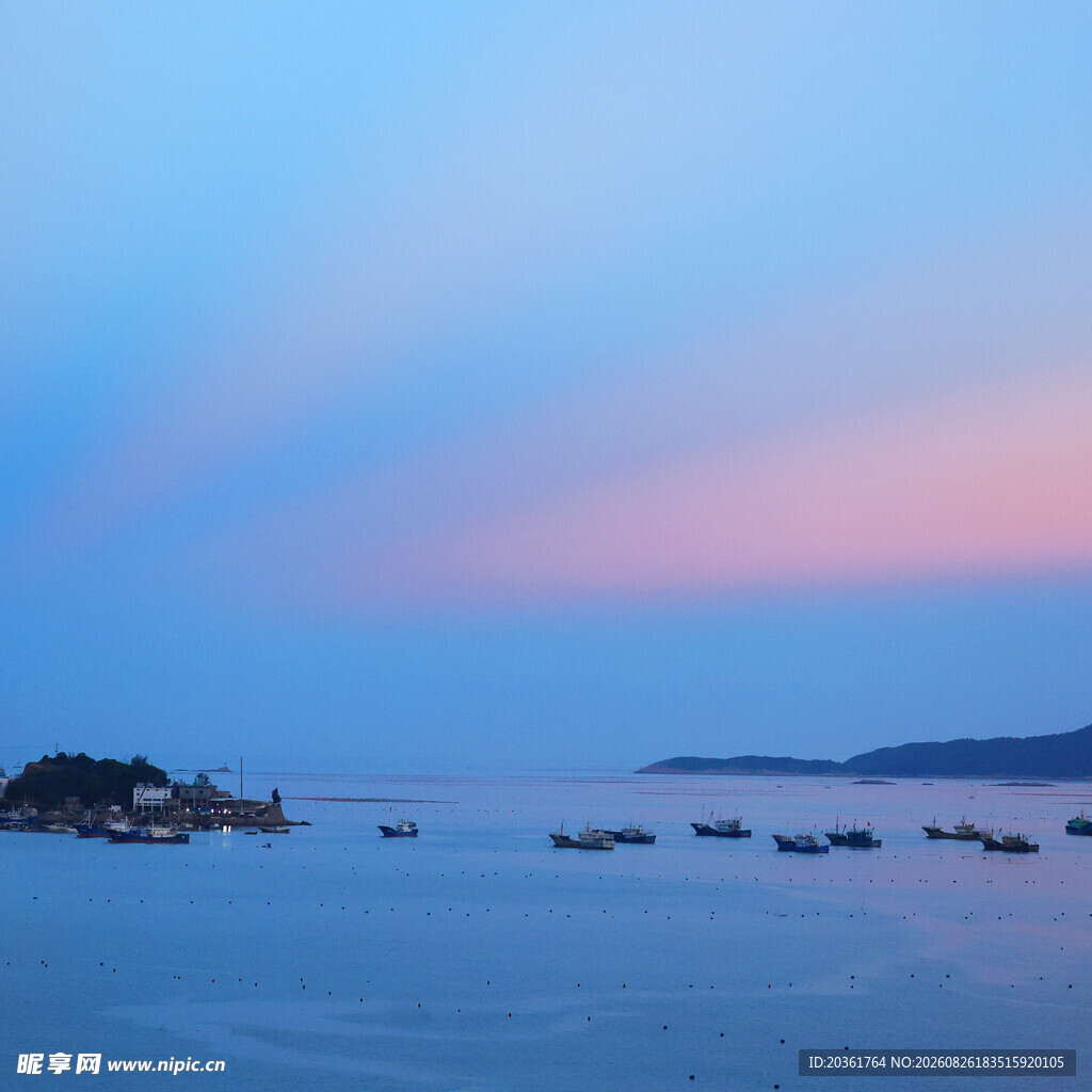 海边暮色中的宁静港湾