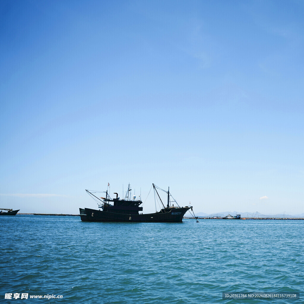 海上渔船剪影
