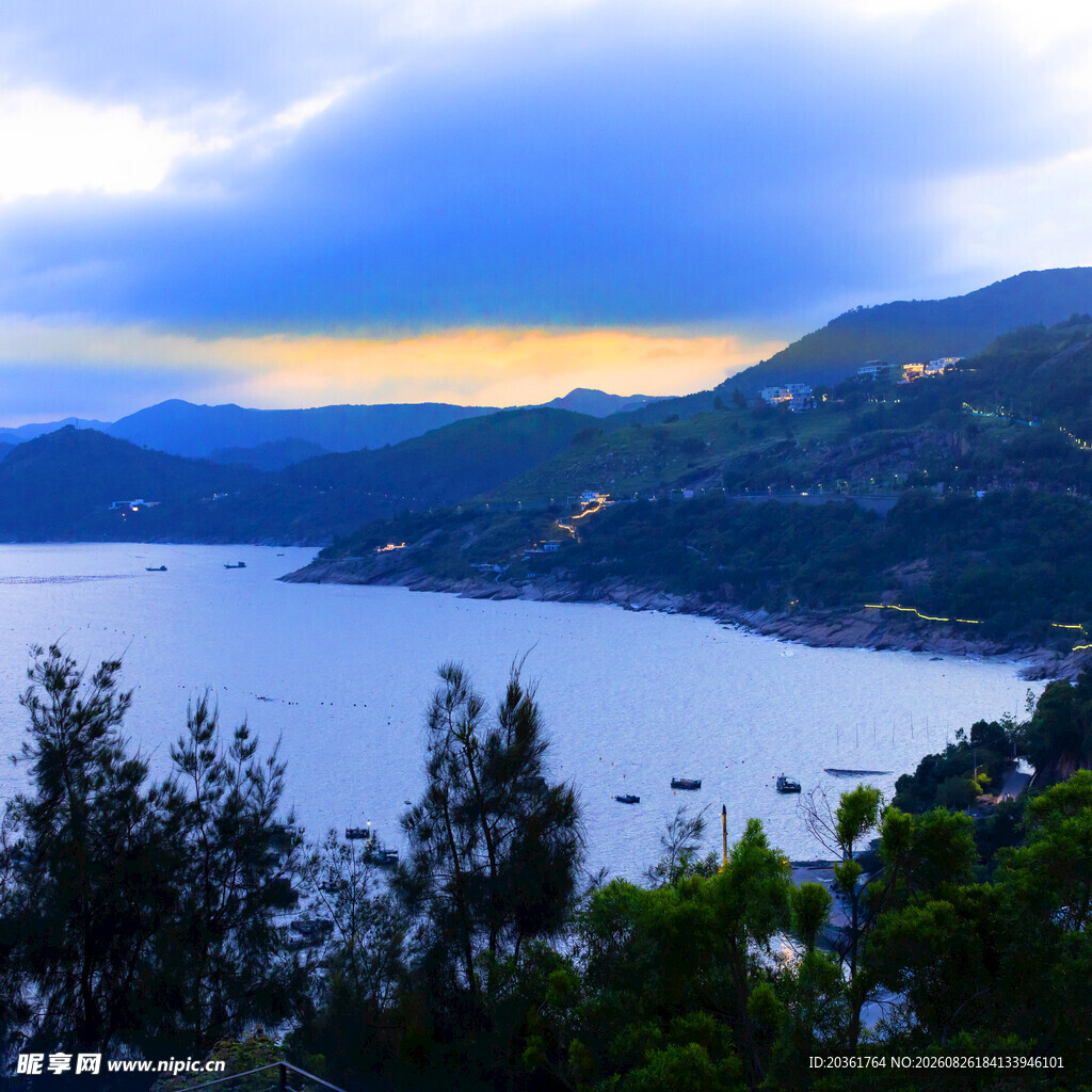 湖畔山峦美景