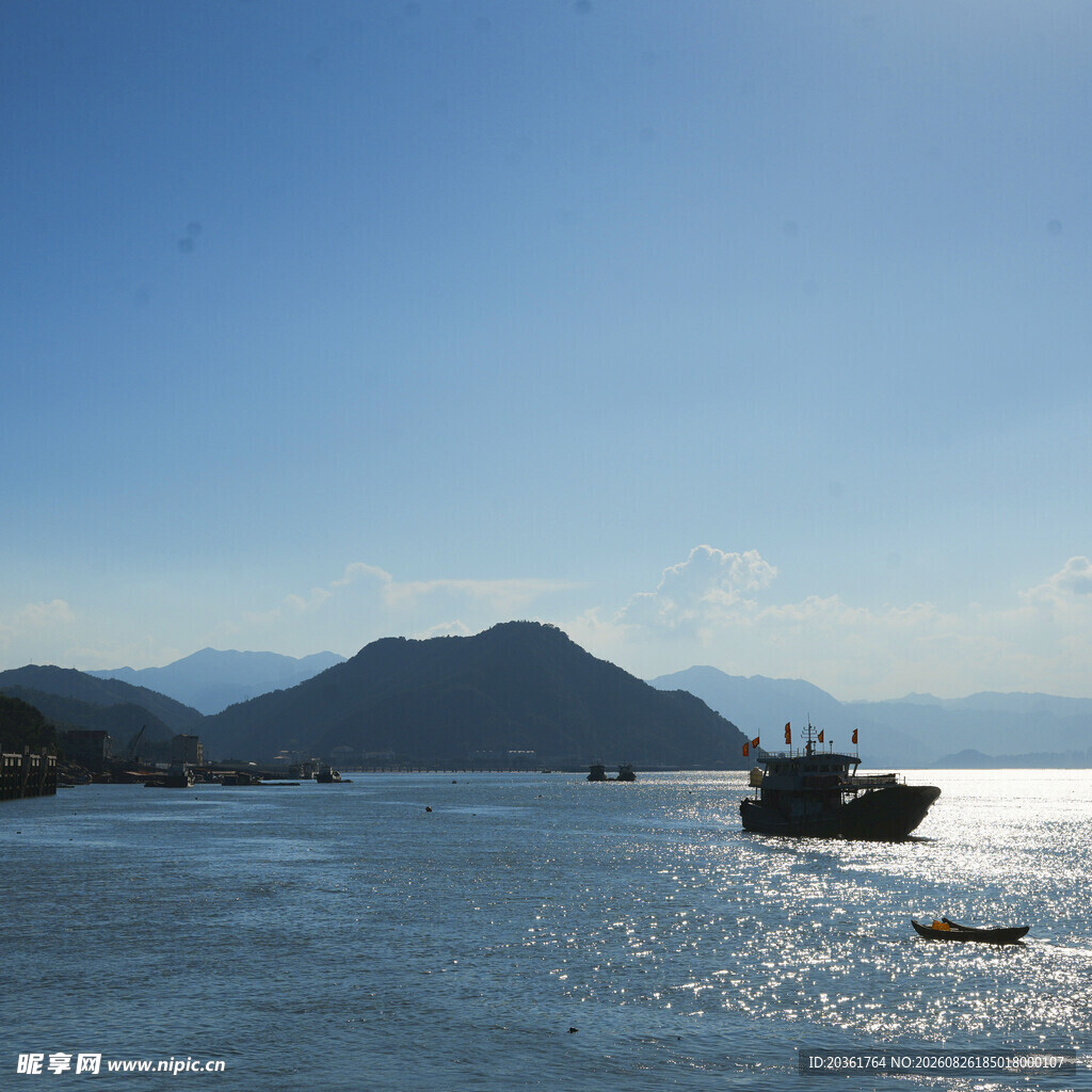 海上船只与远山美景