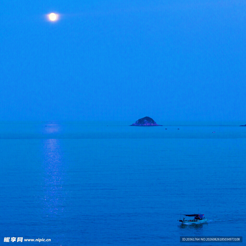月夜海面孤舟