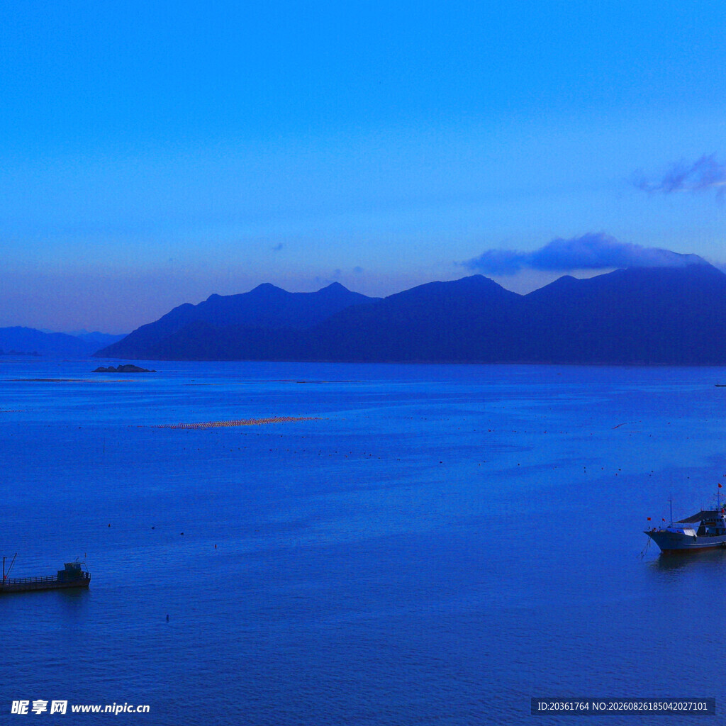 宁静海面与远处山峦景色