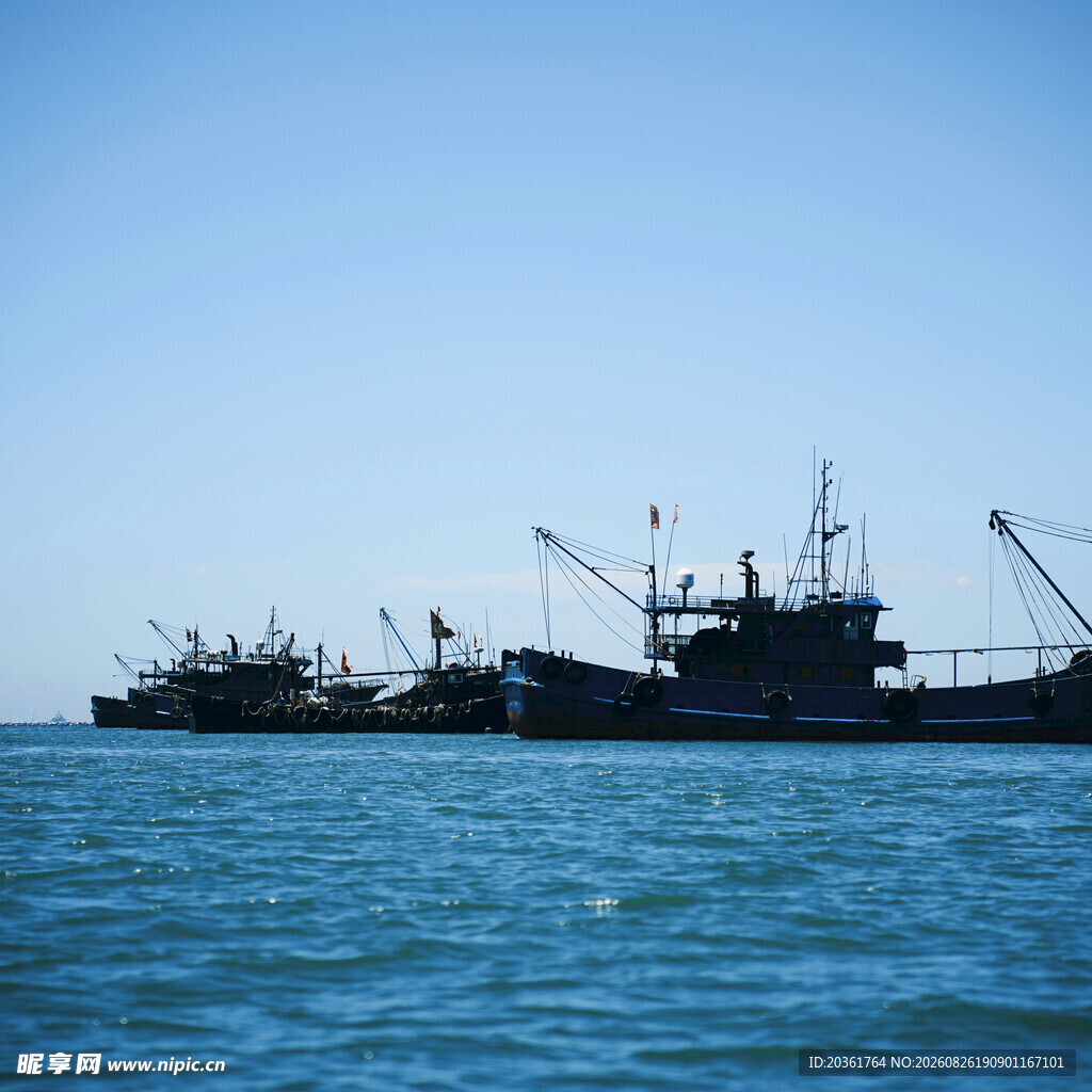 海上渔船停泊景象