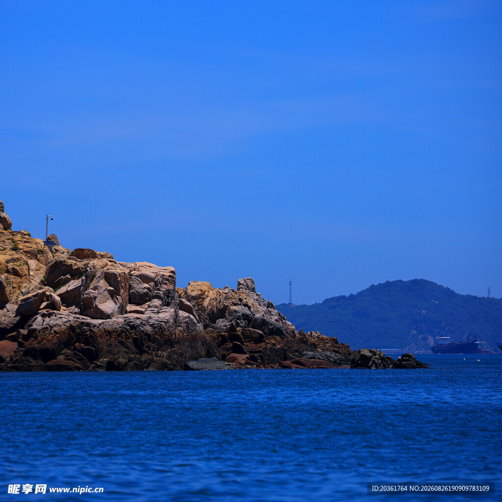 海边嶙峋礁石与湛蓝海水
