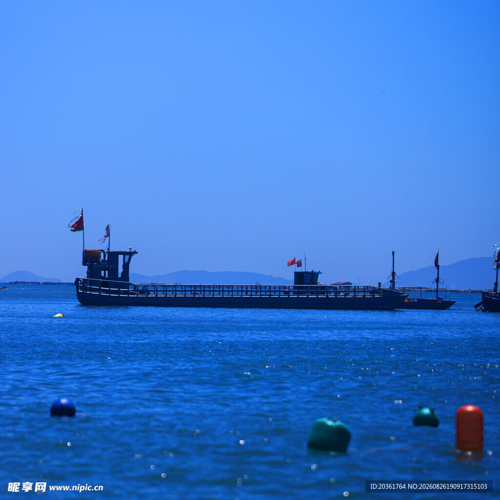 海上货船与多彩浮标