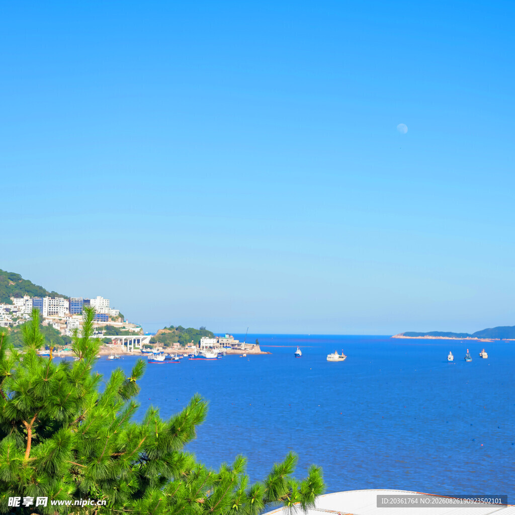 碧海蓝天旁的海岸风光
