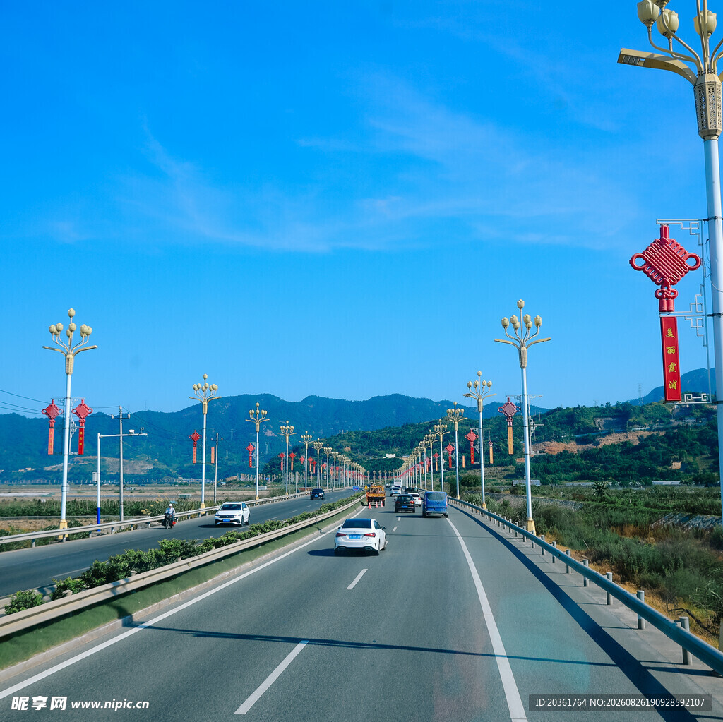 宽阔公路上的行驶车辆
