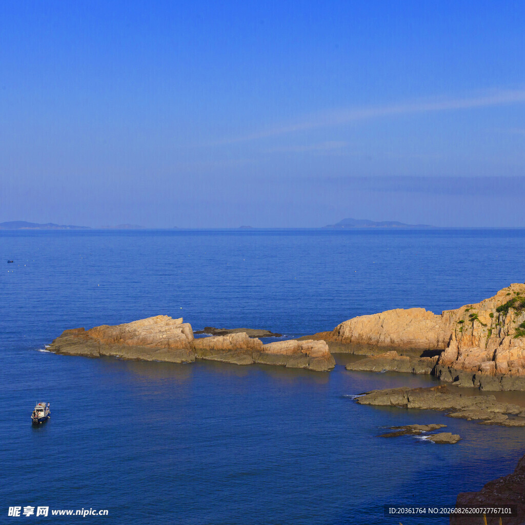 海边礁石与宁静海面