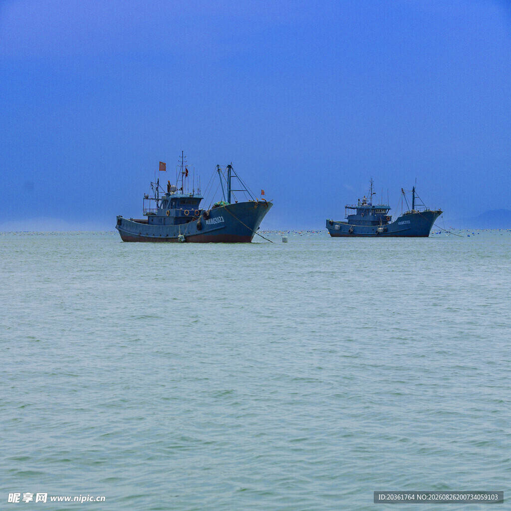 海上双渔船