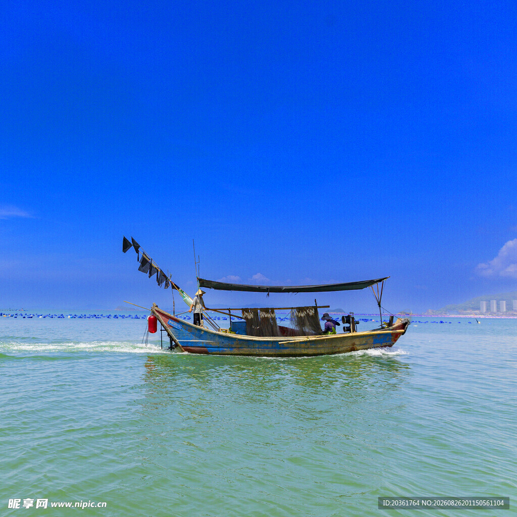 海上渔船悠然漂浮