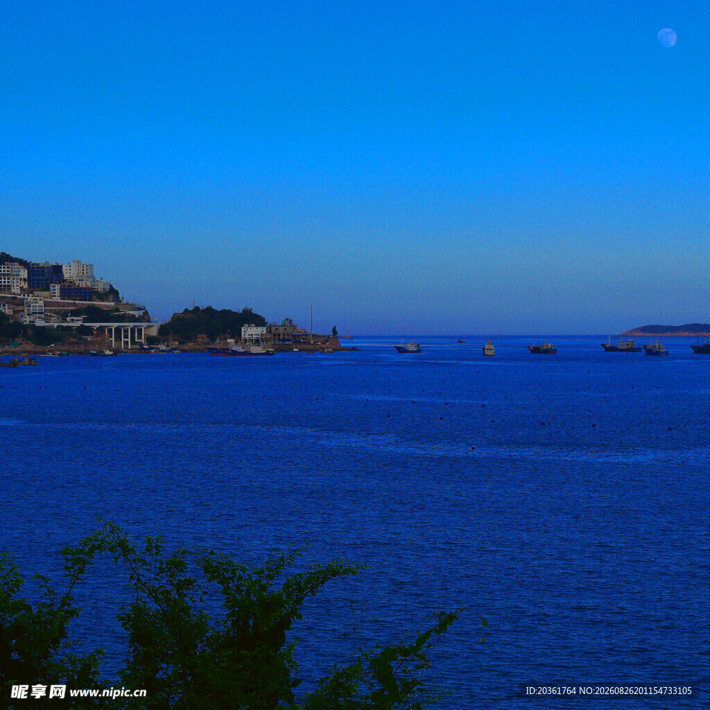 蓝色海滨夜景