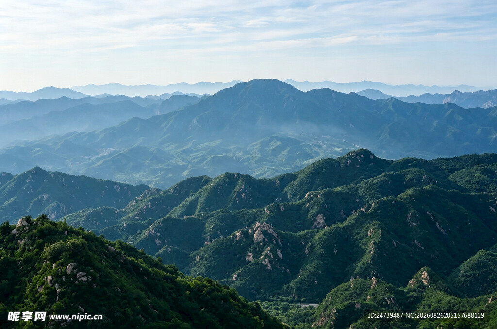 山峦叠翠的壮美自然景观