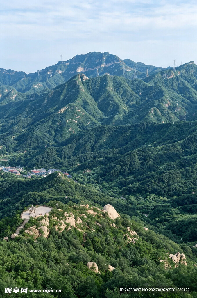 山峦叠翠绿意盎然的美景
