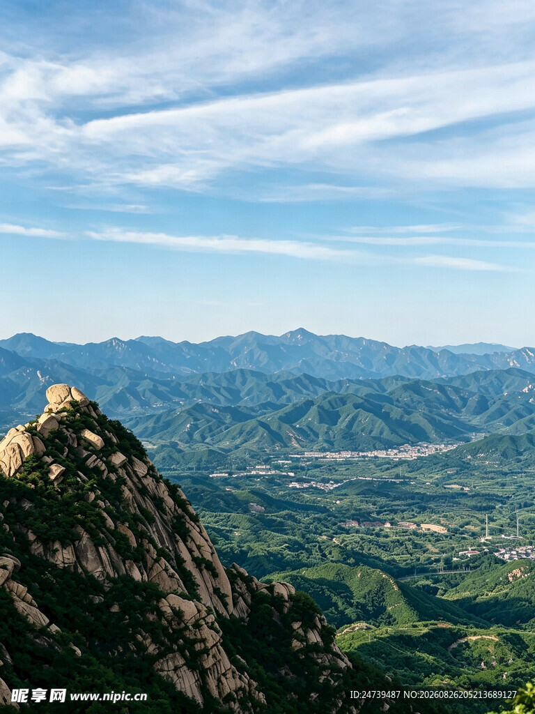 巍峨山峰与广袤绿野景观