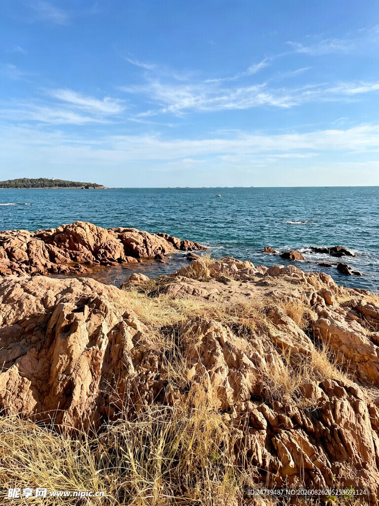 海岸边嶙峋岩石与辽阔大海