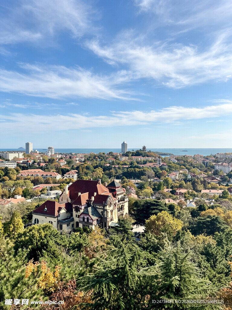俯瞰城市与多彩建筑景观