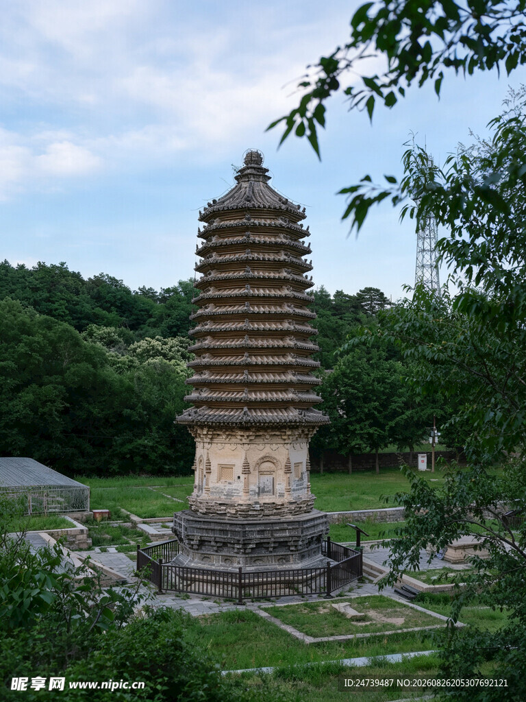 古朴古塔立于绿意环绕间