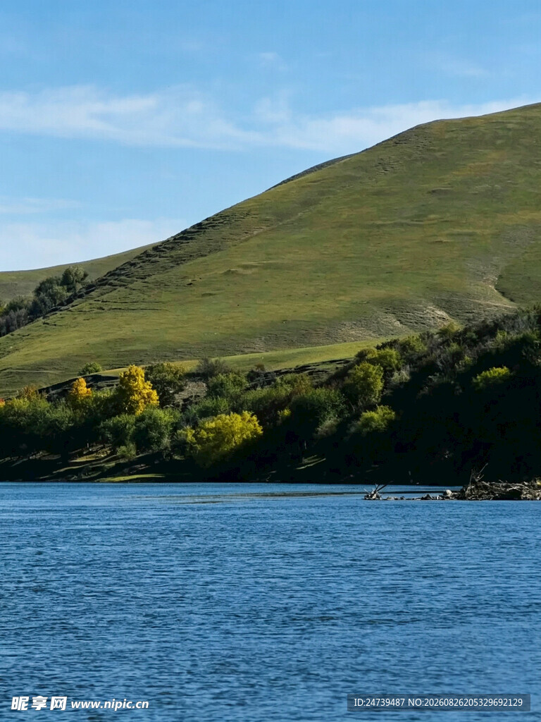 湖畔青山美景