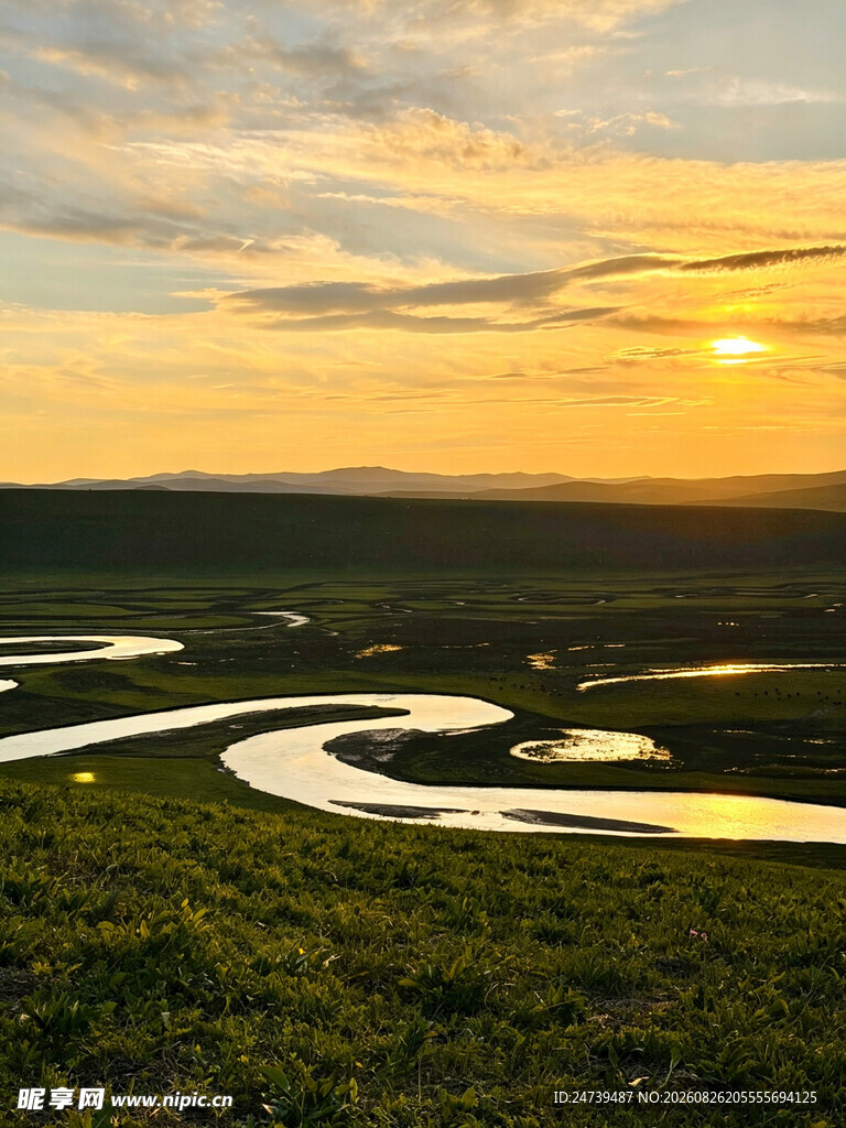 草原河畔壮丽日落景观