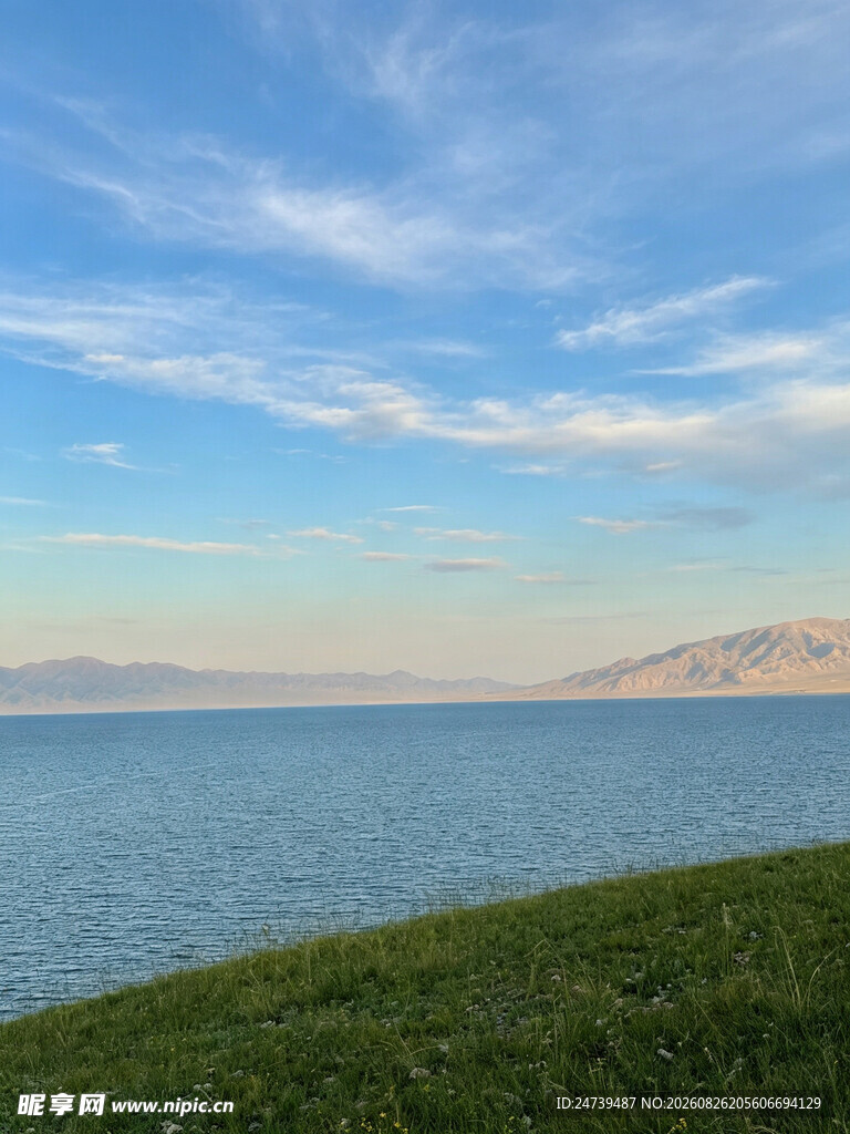 草原湖畔的绝美黄昏景色