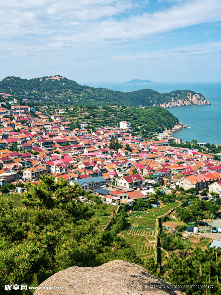 俯瞰山间红顶小镇美景