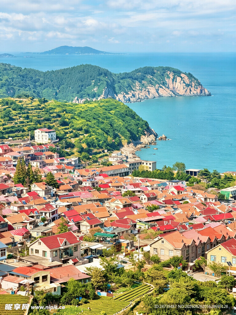 俯瞰山间红顶小镇美景