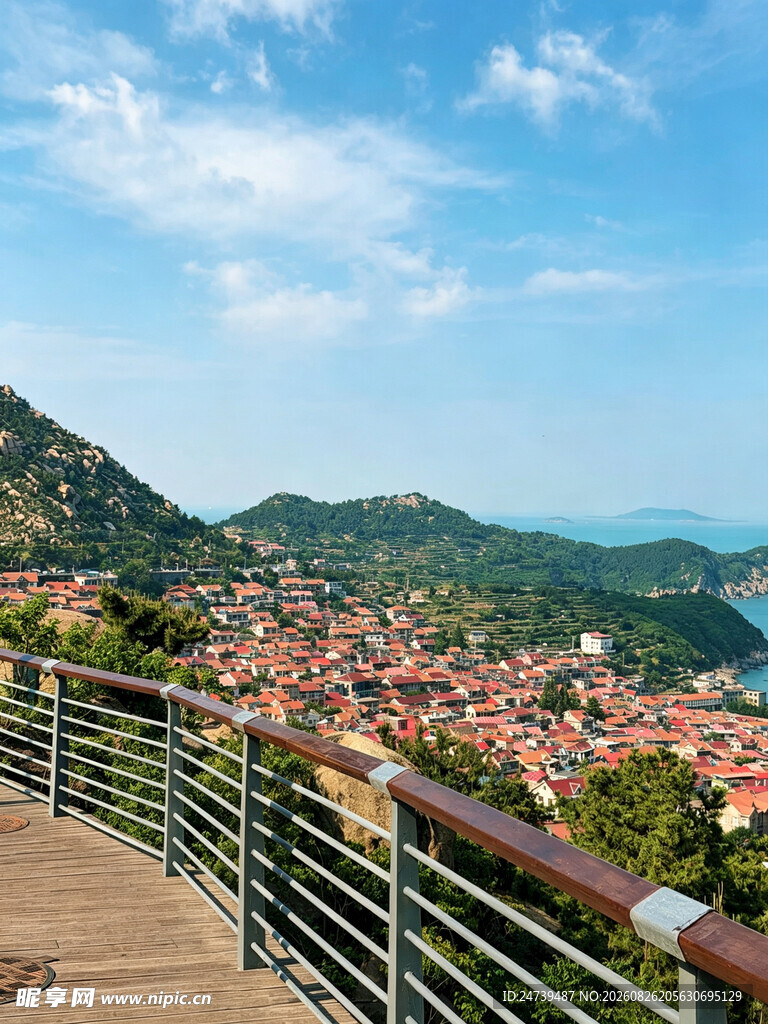 俯瞰山间红顶小镇美景
