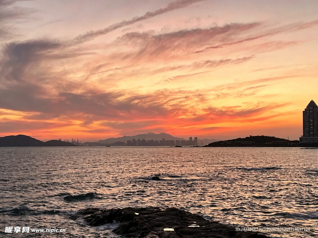 海边日落美景中的灯塔
