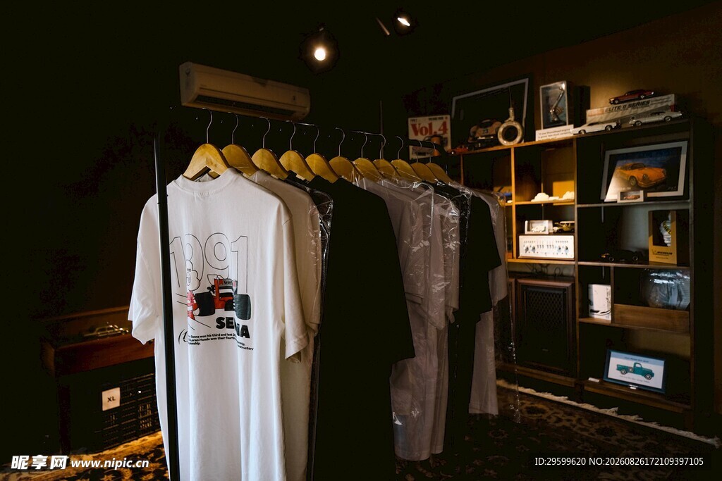 时尚服饰店内陈列展示