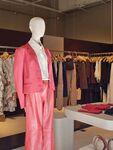 粉色套装展示于时尚服装店