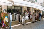 街头时尚服装店外观展示
