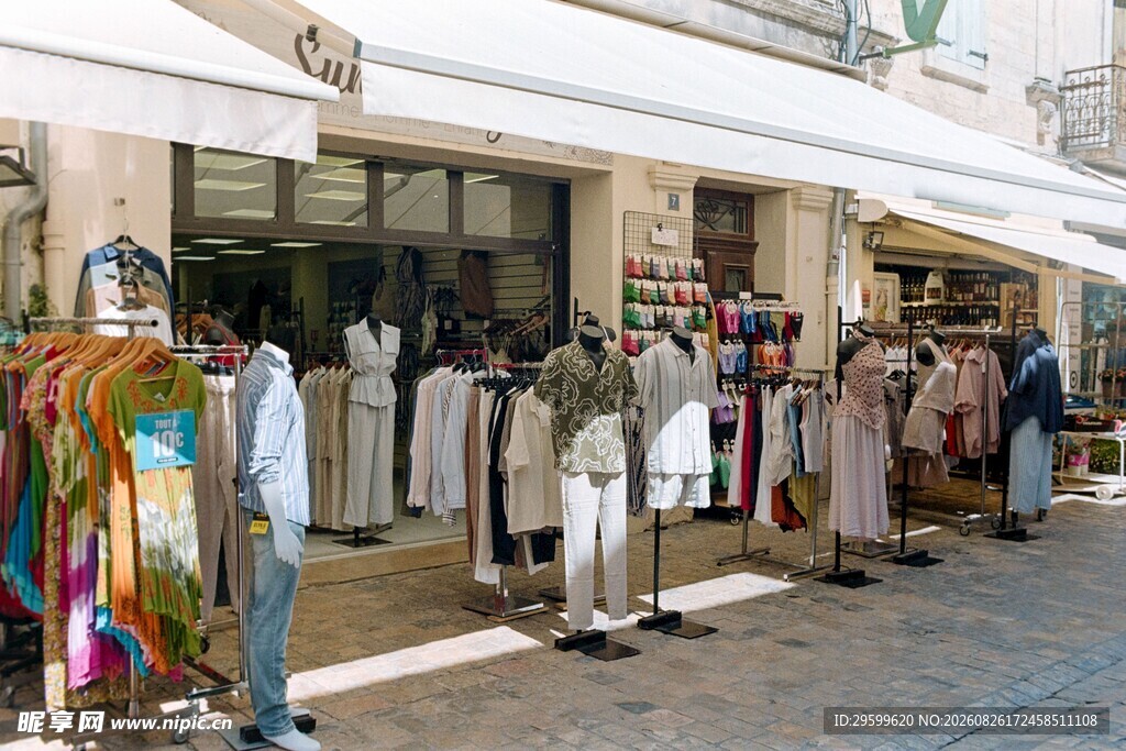 街头时尚服装店外观展示