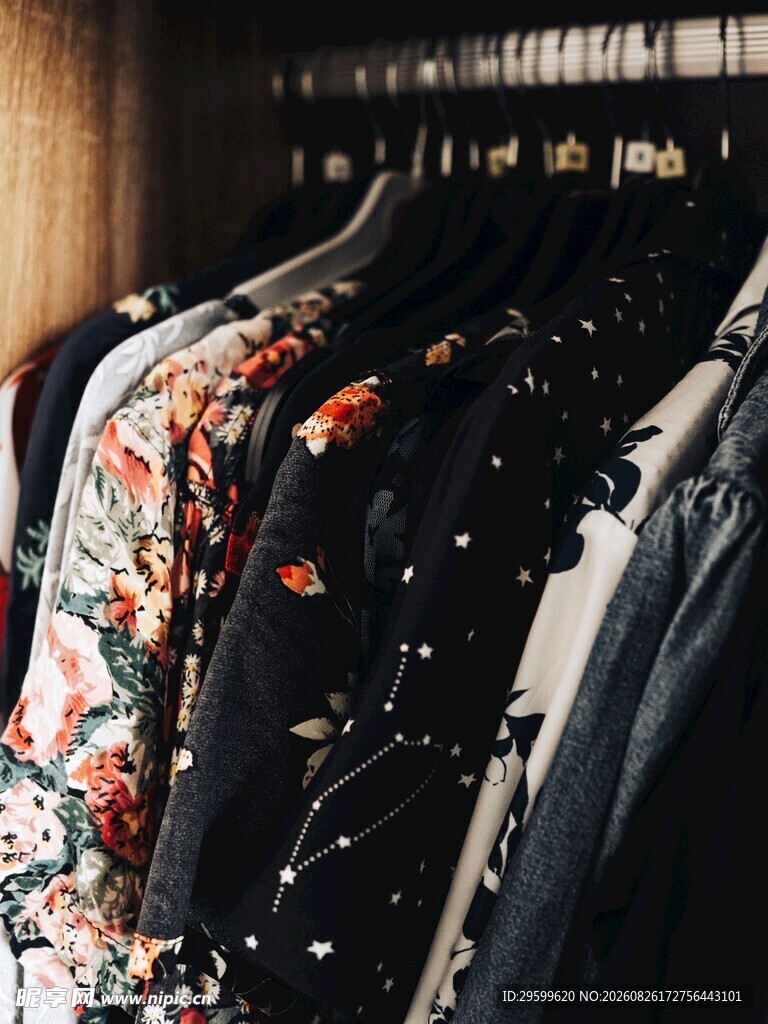 多样印花服饰挂架展示