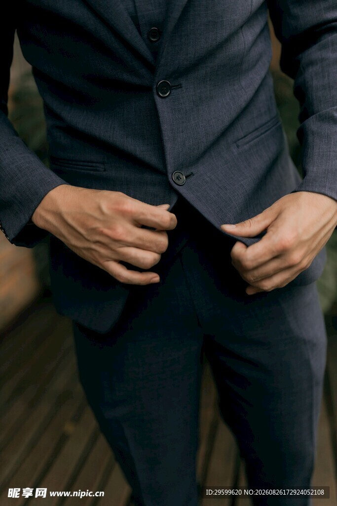男士整理深蓝色西装