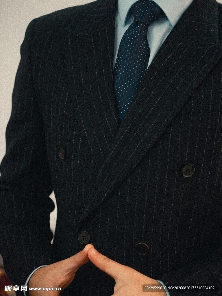 商务男士身着精致条纹西装