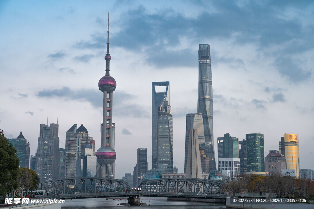 上海外滩繁华天际线景观