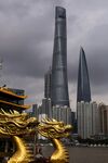 上海城市景观与金色雕塑