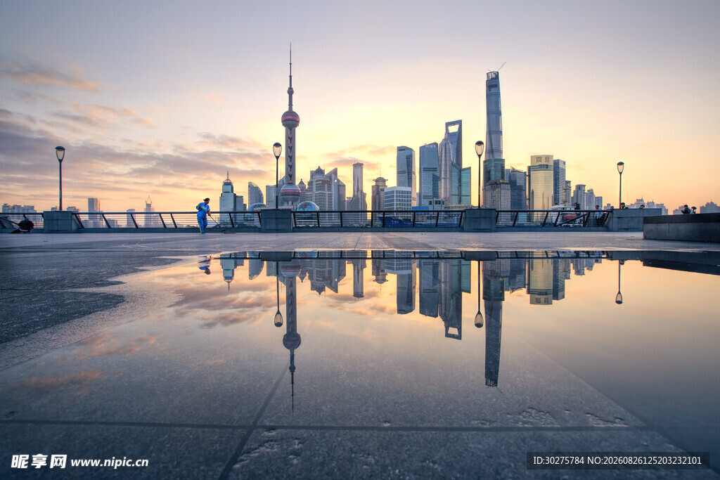 上海城市天际线美丽倒影