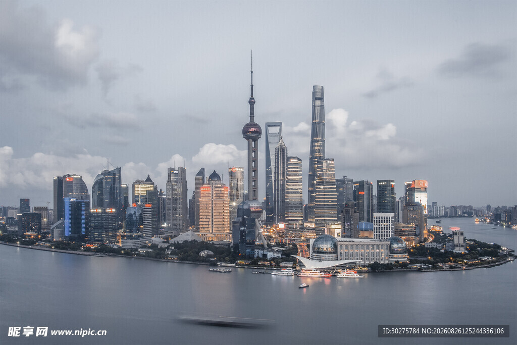 上海外滩繁华城市天际线